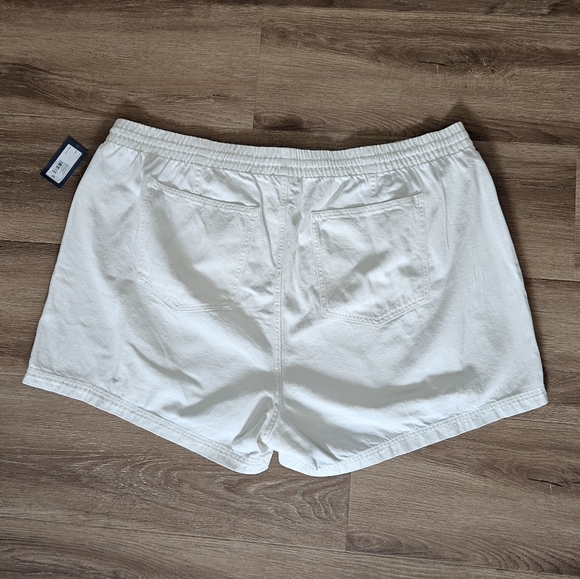 Universal Thread Women's White Shorts Size 4X - Picture 8 of 8